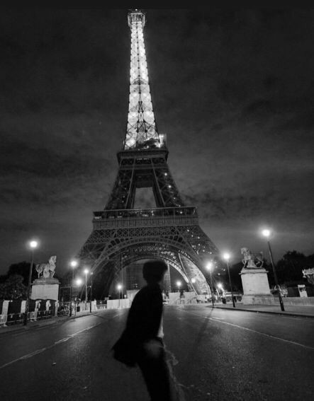 rexoults's tweet photo. Kıyamet ertesi kafam beni yeniden sana getirdi. Paris, bana şaraplarımı ve aklımı geri ver kâfi. https://t.co/qtL4J1xsRF