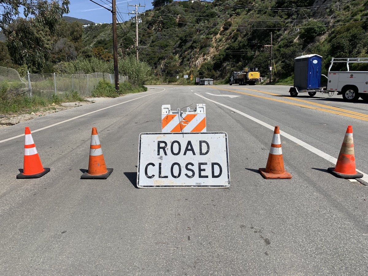 CaltransDist7's tweet photo. ⚠️TOPANGA SLIDE UPDATE 3/27⚠️ Video shows just portion + size of boulders from SR-27 landslide. Tension crack high on steep unstable hillside and expected wkend rain raises concerns. Closure from Grand View to PCH. Unknown duration. Check https://t.co/cxZ0jW7kfP for conditions. https://t.co/S0nDO2bfu4