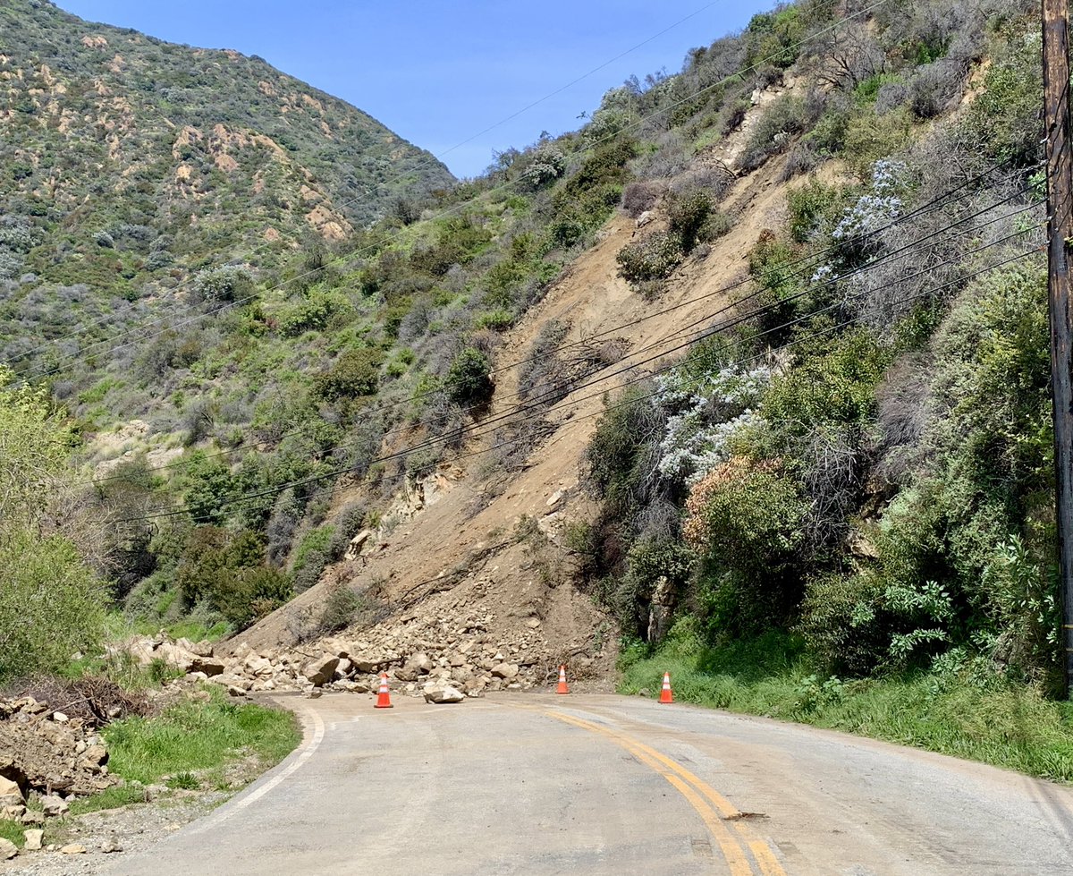 CaltransDist7's tweet photo. ⚠️TOPANGA SLIDE UPDATE 3/27⚠️ Video shows just portion + size of boulders from SR-27 landslide. Tension crack high on steep unstable hillside and expected wkend rain raises concerns. Closure from Grand View to PCH. Unknown duration. Check https://t.co/cxZ0jW7kfP for conditions. https://t.co/S0nDO2bfu4