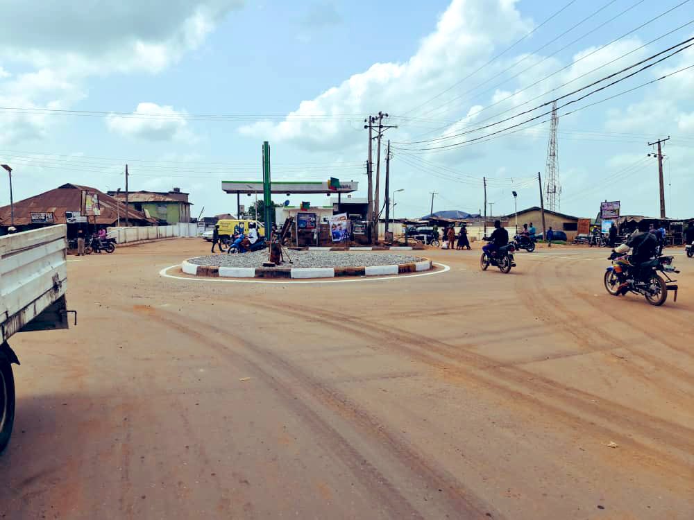 Tomorrow, Governor Dapo Abiodun will commission this newly completed Siun/Owode Road in Obafemi/Owode Local Government Area of Ogun State. Looks nice. @dabiodunMFR 👍