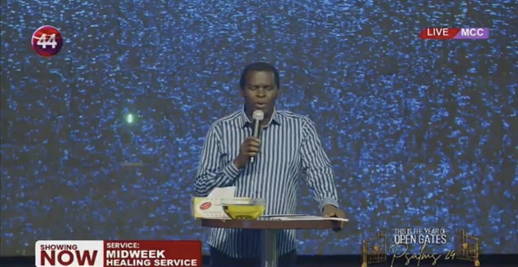 MissionsDirecta's tweet photo. .@RobertKayanja: In every angle and corner of life …. You need the anointing of God in order to go through.
#MidweekHealingService |
.@RobertKayanja .@Jessicakayanja .@robrjk .@Channel44LIVE https://t.co/pubtmaDzEe