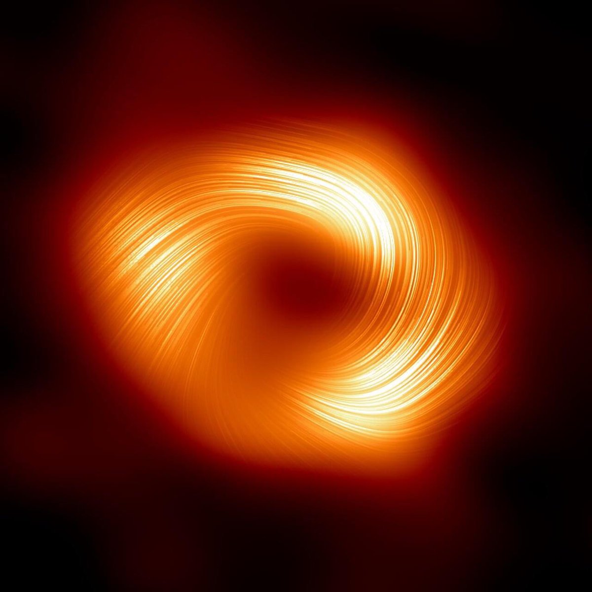 tommif87's tweet photo. ECCO LA PRIMISSIMA IMMAGINE DEL BUCO NERO AL CENTRO DELLA VIA LATTEA IN LUCE POLARIZZATA!!

Questa nuova immagine evidenzia i campi magnetici intensi e organizzati a spirale dal bordo del buco nero supermassiccio Sagittarius A*. https://t.co/alCvJ69QF7