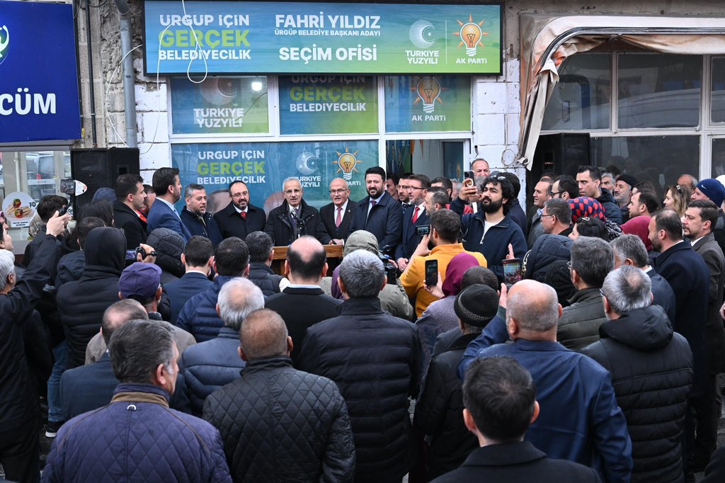 Ulaştırma ve Altyapı bakanımız sn Abdülkadir URALOĞLU <a href="/a_uraloglu/">Abdulkadir URALOĞLU</a> ÜRGÜP AK parti Seçim ofisimizi Ziyaret ederek Gücümüze güç kattı. Ziyaretleri sırasında ilçemiz mücavir alanı içindeki karayolları ağında bulunan önemli kavşaklardaki yapılması gerekli düzenlemeleri içeren