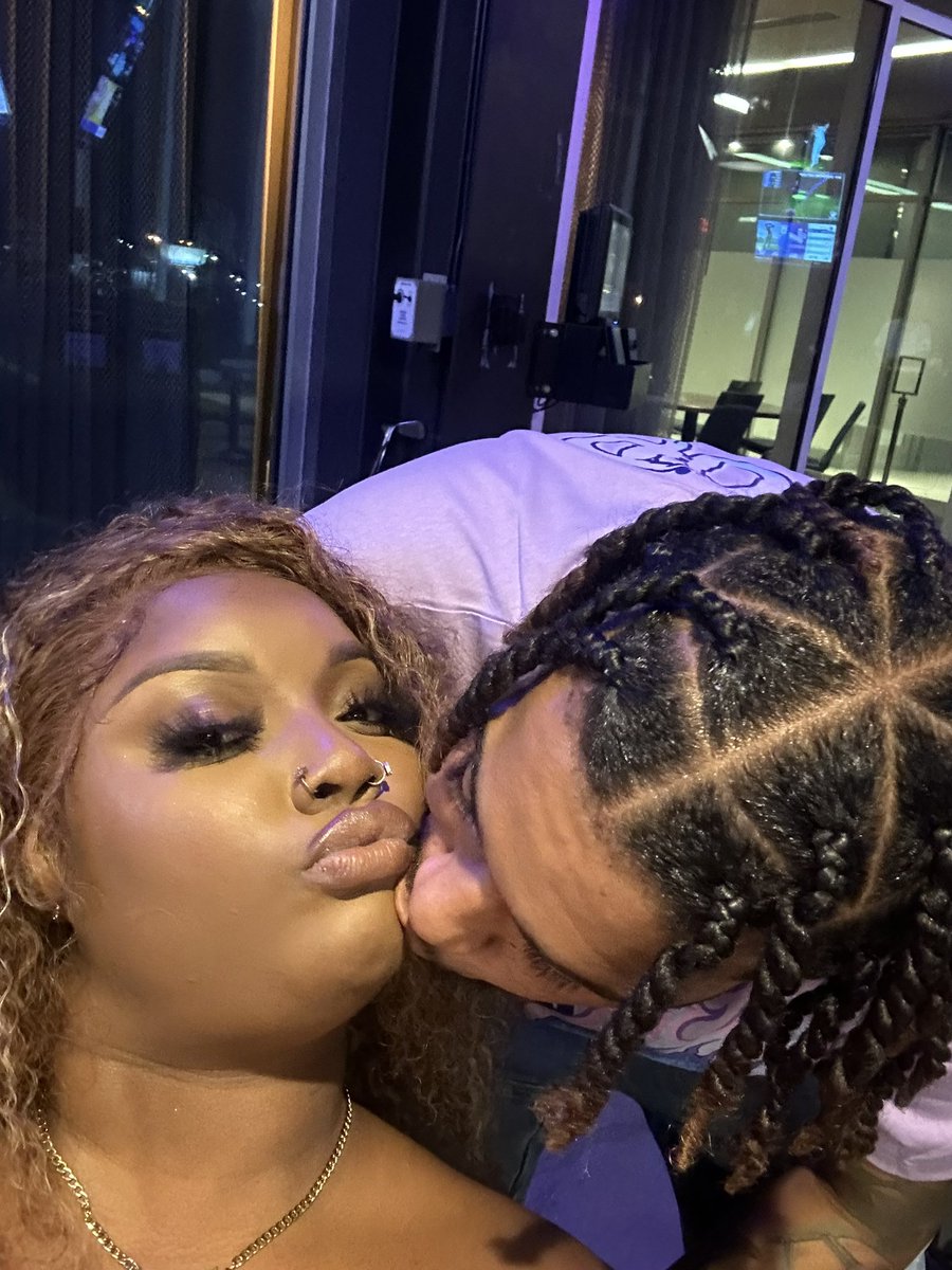 Blizzayyy's tweet photo. Same nigga who took Me and My cousin out to BR ON A DATE AND had a ball this night too.. wish you woulda seen what we did in Top golf Bathroom
He so fun 🤩 https://t.co/vLM2wxXwyg