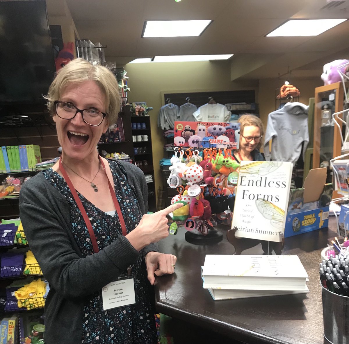 WaspWoman's tweet image. So excited to see ⁦@cshlmeetings⁩ have #EndlessForms in the Cold Spring Harbor Labs shop 😁 Signed copies available now! #CSHLSocialInsects ⁦@HarperCollins⁩ ⁦@WmCollinsBooks⁩ #WaspLove ⁦@UCLCBER⁩