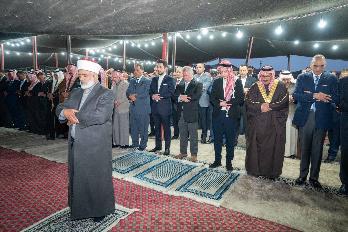 جلالة الملك عبدالله الثاني يعرب خلال لقاء وجهاء وممثلين عن أهالي #البادية_الوسطى، بحضور سمو الأمير الحسين بن عبدالله الثاني ولي العهد، عن اعتزازه بوجوده بين إخوانه من قبيلة بني صخر، مؤكدا أن #الأردن تجاوز ظروفا ومراحل صعبة بهمة شعبه ومستمر في التطوير والتحديث والتقدم
#على_العهد25
