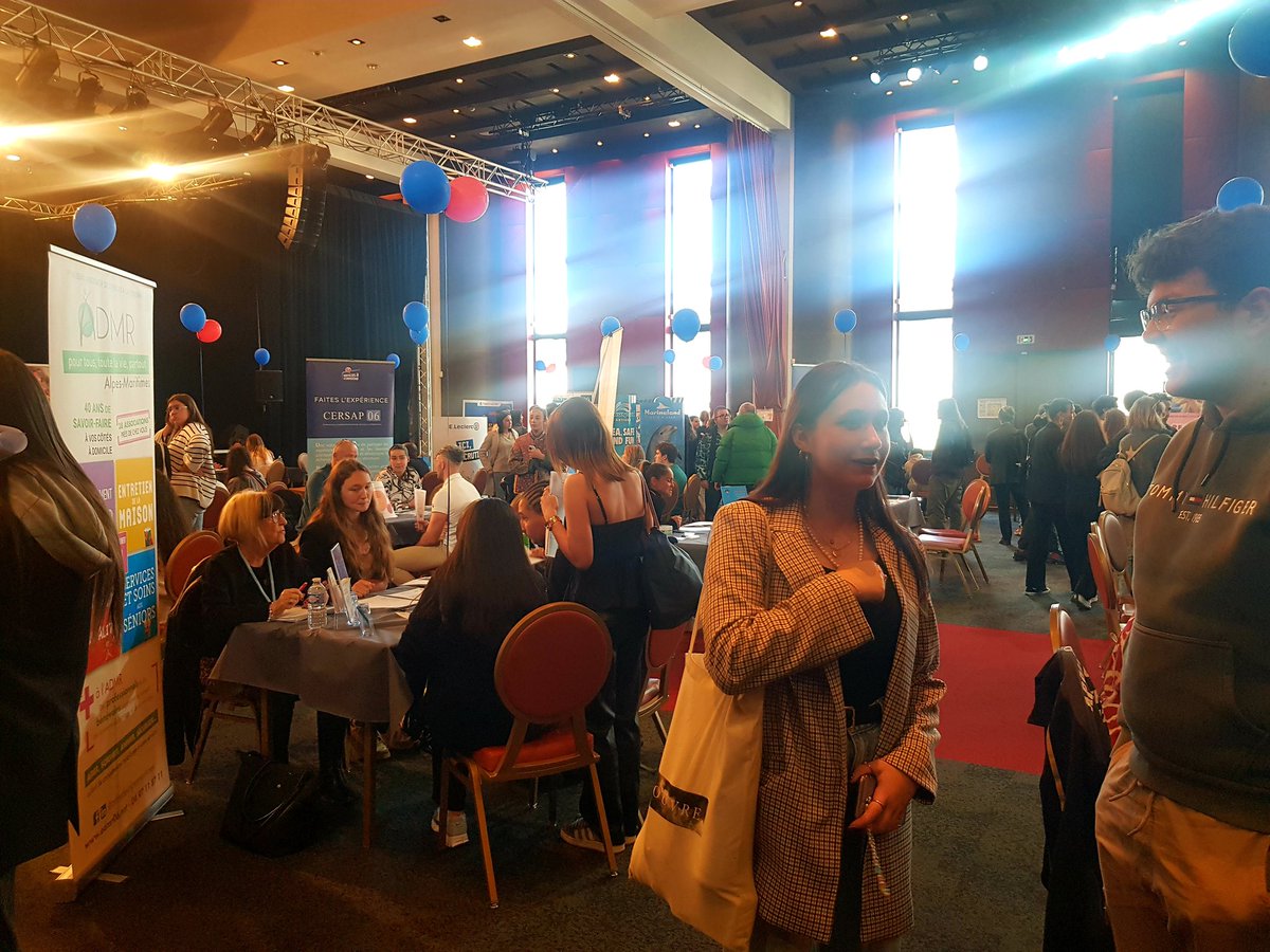 CarinePapy's tweet photo. La jeunesse venue nombreuse pour trouver un job d'été au Casino Terrazur de Polygone Riviera !
33 entreprises et 722 offres.
Bravo au service Jeunesse de la @VilledeCagnes, à tous les partenaires et aux acteurs économiques👍
#jobdete #jeunesse https://t.co/mEgGIMRXzb