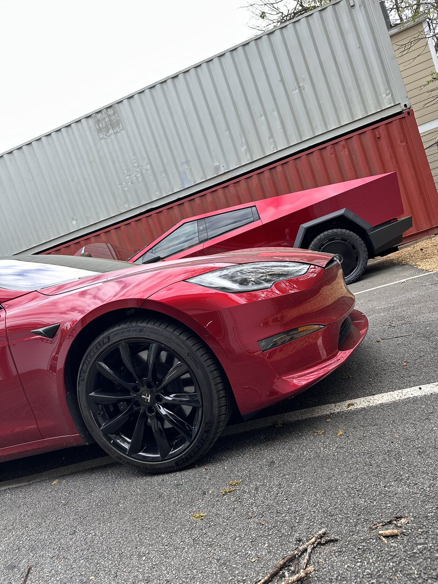 TSportline's tweet image. Twinning and winning today at @TSportline  #Cybertruck &amp;amp; #modelsplaid