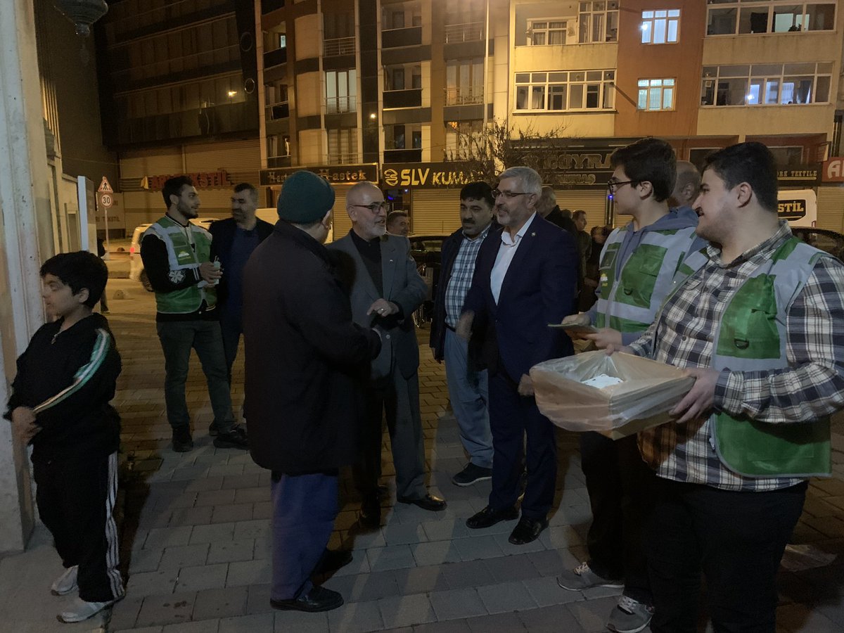 HurGencZburnu's tweet photo. Teravihte #Zeytinburnu Seyyid Nizâm Camiindeydik. 

Cami cemaatine gülsuyu ve lokum ikram ettik.

Belediye Başkan Adayımız Sn. Yılmaz Akkılıç cemaatle hasbihal etti

#BuSeferHÜDAPAR | #BizimleOlur https://t.co/pzGljdAwWZ