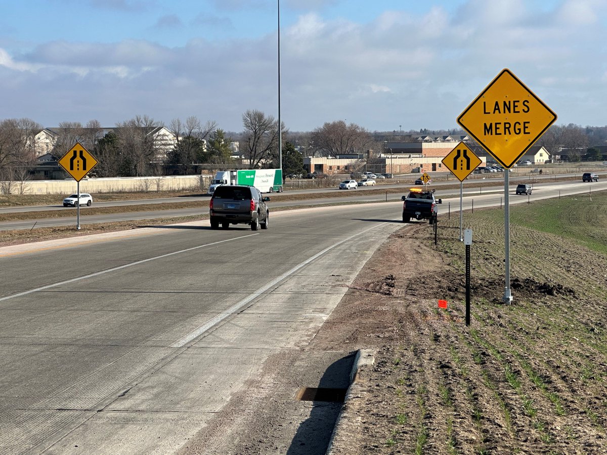 SouthDakotaDOT's tweet image. SDDOT crews recently installed Lane Merge Signs (referred to as W9-4 and W4-8) at Western Avenue and the Interstate 229 northbound on-ramp in Sioux Falls. These signs are not among the most common you will see on our highways, so we wanted to talk about their meaning and purpose.