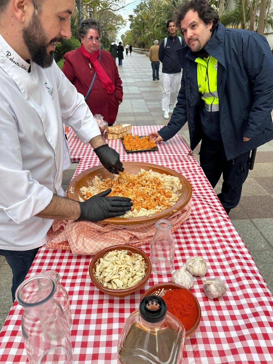 AxarquiaPlus's tweet photo. En Torre del Mar, se ha llevado a cabo una degustación de ajobacalao llevada acabo por el chef Roberto Soler en la carpa del Paseo de Larios.
#axarquia #AxarquiaPlus #torredelmar #chef #roberto #robertosoler #degustacion #ajo #bacalao #ajobacalao https://t.co/vRE6s6SEgU