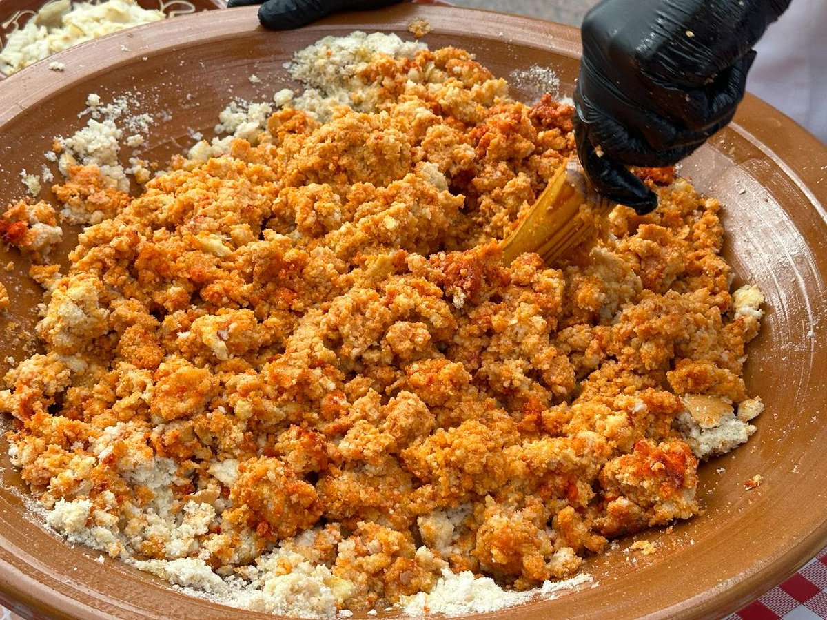 AxarquiaPlus's tweet photo. En Torre del Mar, se ha llevado a cabo una degustación de ajobacalao llevada acabo por el chef Roberto Soler en la carpa del Paseo de Larios.
#axarquia #AxarquiaPlus #torredelmar #chef #roberto #robertosoler #degustacion #ajo #bacalao #ajobacalao https://t.co/vRE6s6SEgU