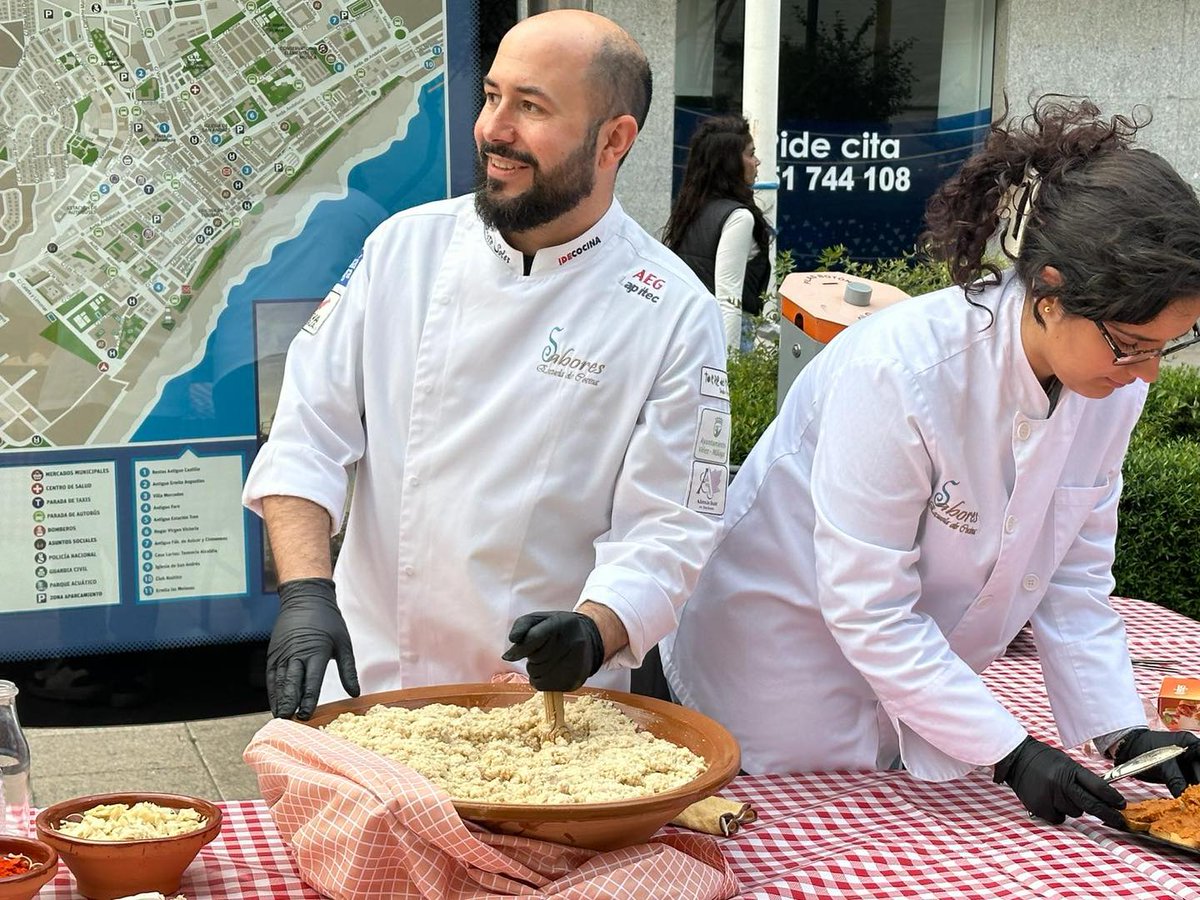 AxarquiaPlus's tweet photo. En Torre del Mar, se ha llevado a cabo una degustación de ajobacalao llevada acabo por el chef Roberto Soler en la carpa del Paseo de Larios.
#axarquia #AxarquiaPlus #torredelmar #chef #roberto #robertosoler #degustacion #ajo #bacalao #ajobacalao https://t.co/vRE6s6SEgU