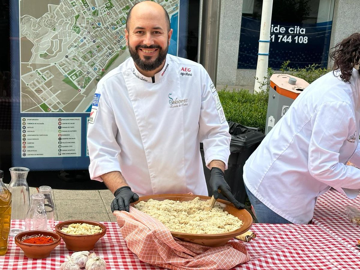 AxarquiaPlus's tweet photo. En Torre del Mar, se ha llevado a cabo una degustación de ajobacalao llevada acabo por el chef Roberto Soler en la carpa del Paseo de Larios.
#axarquia #AxarquiaPlus #torredelmar #chef #roberto #robertosoler #degustacion #ajo #bacalao #ajobacalao https://t.co/vRE6s6SEgU