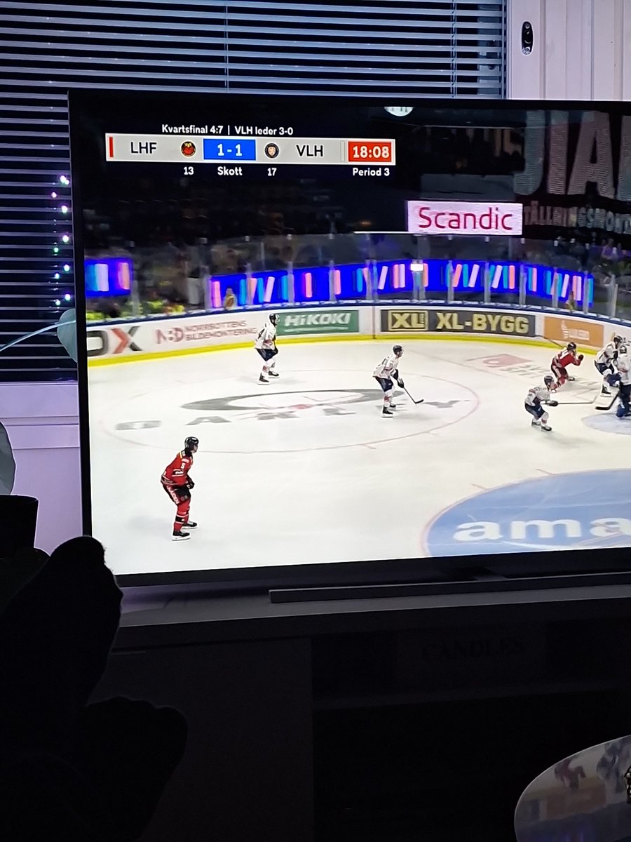 15 minuuttia jaksoin katsoa Kalpa -Ilvestä. Luleå - Växjö peli näyttää kentällä ja katsomossa vievän Liigaa 100-0. Liiga voisi adoptoida Luleån vuodeksi saatais väriä liigaan