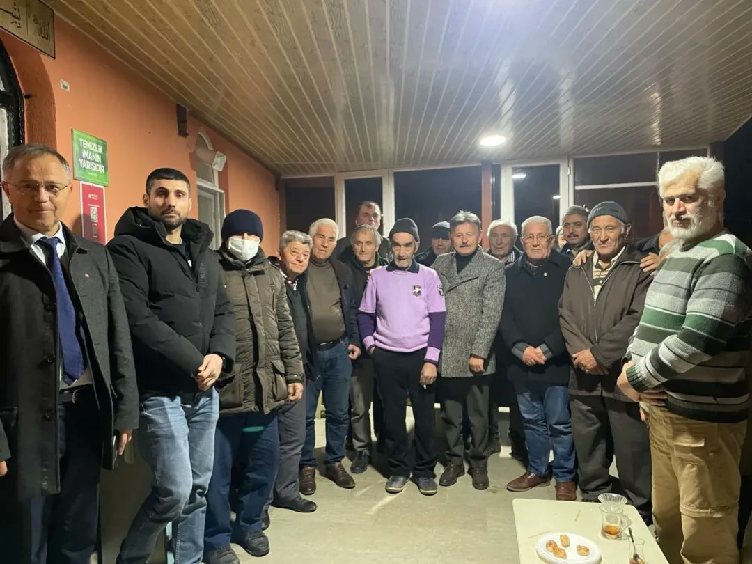 ucorut's tweet photo. Kestane mahallemizin Cincioğlu semtinde teravih namazımızı kıldıktan sonra mahalle sakinlerimizle bir araya geldik. Serin havada sıcacık sohbetleriyle içimizi ısıtan, desteği her geçen gün artan vatandaşlarımıza ilgileri için teşekkürlerimi sunuyorum. 

#GülyalıKazanacak https://t.co/S41ofvdJJ0