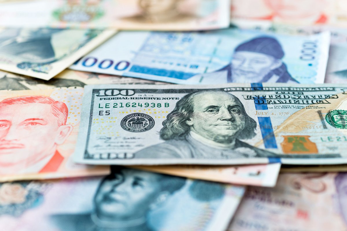 The U.S. dollar dipped briefly before revisiting levels seen at the top of the month as volatility remains at historic lows. spr.ly/6013ZpJQN