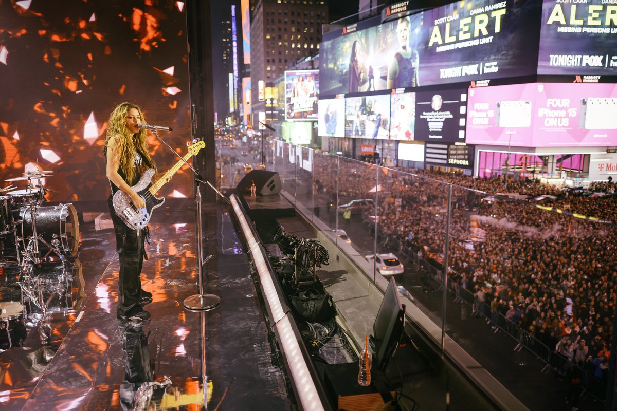 shakira's tweet photo. What a party last night at Times Square! 40,000 of you! Thanks to my wolfpack for always showing up! Auuuuuuuuuu ❤️💋🐺 #ShakiraTSX #LMYNL https://t.co/WXknahMlE9 https://t.co/NmpsS8aAlp