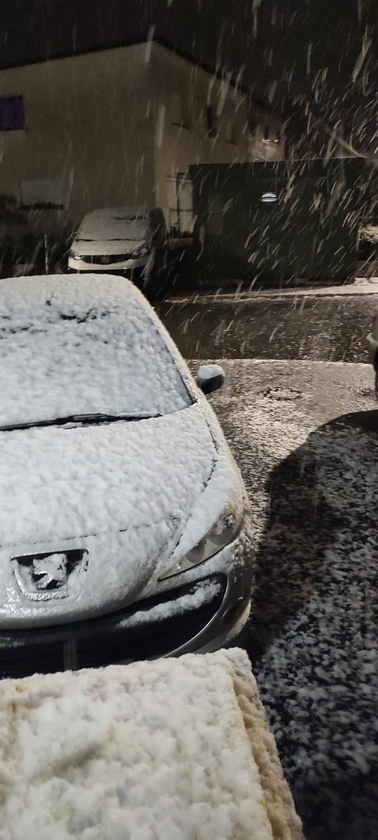 previneige's tweet photo. ❄️❄️L’air froid a rapidement gagné les basses couches à tel point que la température se rapproche de 0 localement dans le Finistère permettant à la #neige d’accrocher.
Image à Pencran (150m )

Photo:  Jennifer Rallon via page Facebook météo Bretagne https://t.co/K1sUkvcu8M