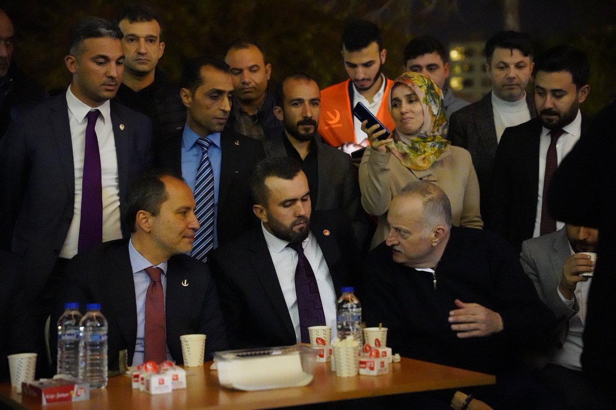 Muhterem Genel Başkanımız Fatih Erbakan ile birlikte Sabancı Merkez Camii'nde teravih namazımızı eda ettikten sonra hemşehrilerimizle bir araya geldik. Su göründü teyemmüm bozuldu Elhamdülillah! 👍 #AhlaklıBelediyecilik