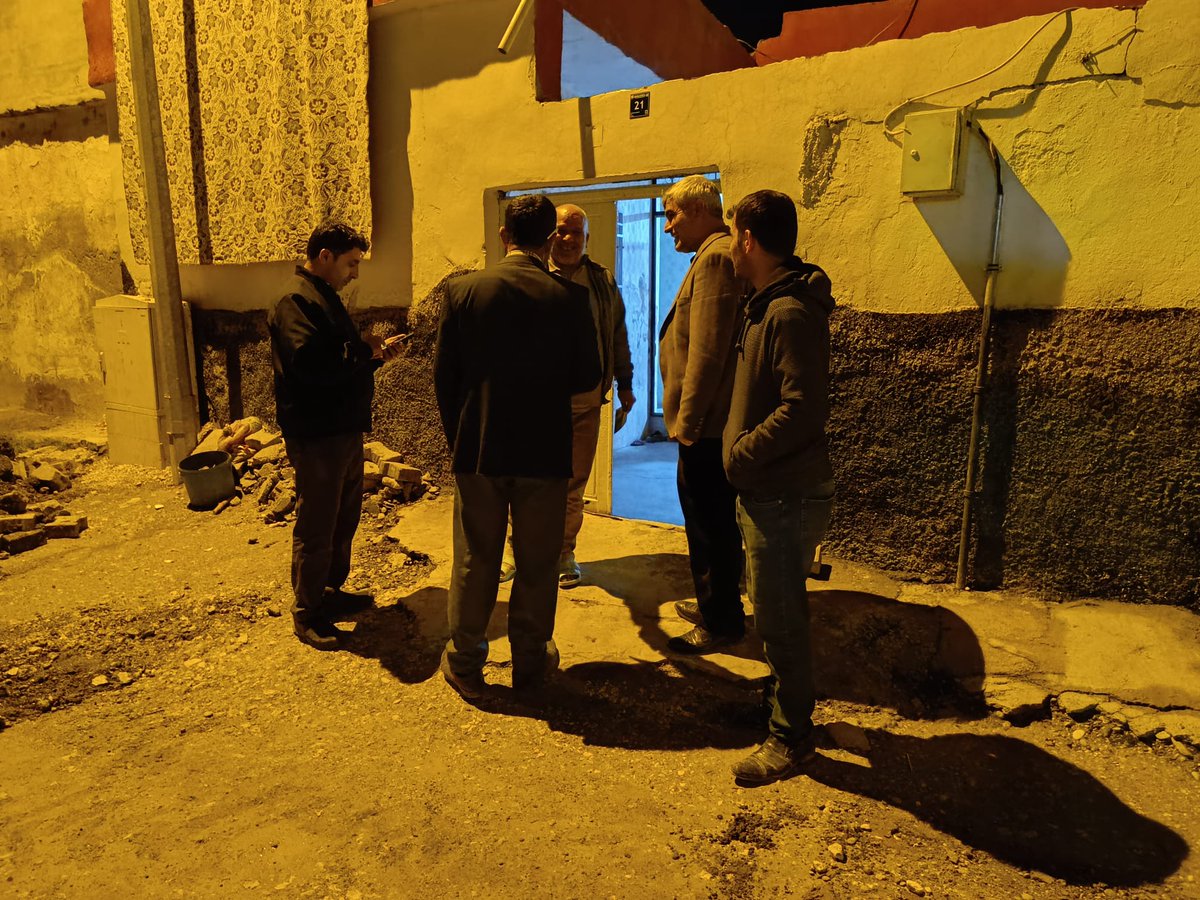 HudaParSuruc_'s tweet photo. Saha çalışmaları kapsamında ev/aile ziyaretlerimiz devam ediyor.

Kapı kapı dolaşıp yüreklere dokunmaya devam ediyoruz.

Seçmen iyi adayı değil, EN iyi adayı tercih edecek... 
@Omerdurmaz_63 @YunusFidan063
@EminOzaslan
#Suruç #Şanlıurfa #BizimleOlur https://t.co/9K11a2vLpJ