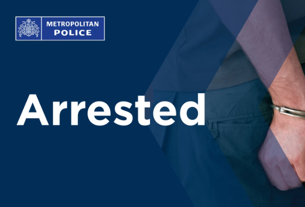 Officers have made three arrests after a man was threatened with a knife during a phone robbery in #Woolwich this afternoon. Within 8️⃣ minutes of the incident on Burrage Road a group of suspects were detained nearby. The victim wasn't injured and officers recovered his phone.