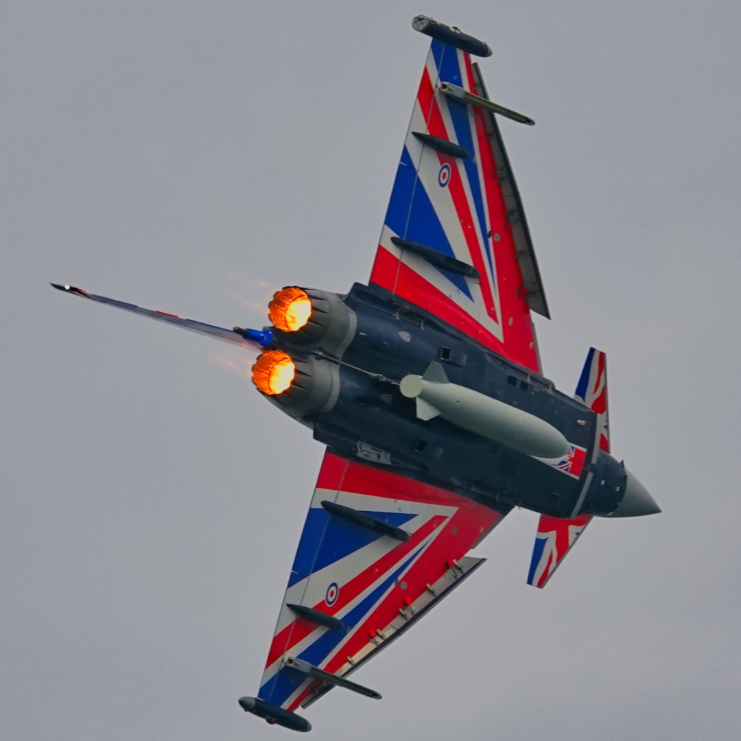 Michaelflying28's tweet photo. 30 years ago today was the first flight of the Eurofighter Typhoon. Seen here is RAF Typhoon Display Team Eurofighter Typhoon FGR4 ZJ914 displaying at Cleethorpes 17.6.23.

#eurofightertyphoon #typhooneurofighter #eurofighter #typhoonfgr4 #fgr4 #ef2000 #raftyphoon https://t.co/6v1HbKWFx8