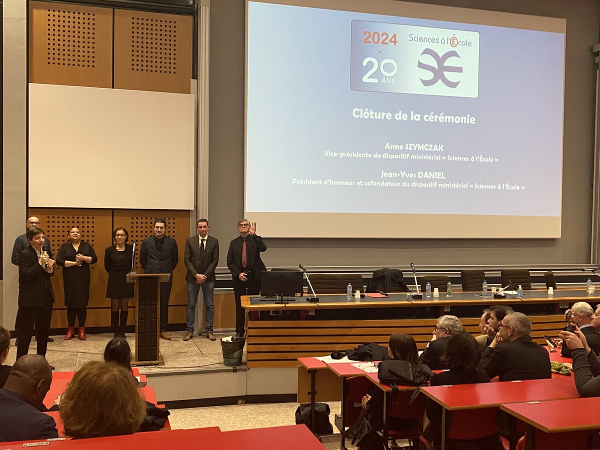 Joyeux anniversaire à Sciences à l'école ! Bravo à son président  d'honneur Jean-Yves Daniel et sa vice-présidente Anne Szymczak pour ces  20 ans de promotion des sciences du collège jusqu'aux CPGE ! <a href="/anneszymczak/">anne szymczak</a> <a href="/Sciences_Ecole/">Sciences à l'École</a>