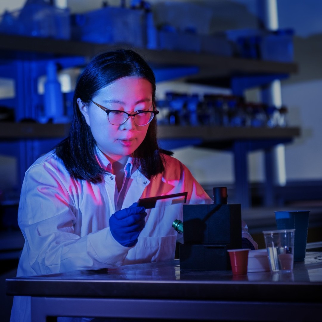 ☕ How much plastic is entering your body from just a coffee cup? #ubcLFS Assistant Professor Tianxi Yang developed a device that works in tandem with an app and uses fluorescent labeling of micro and nano plastics to detect plastic particles. Read more: ow.ly/V5Y050QGTOj
