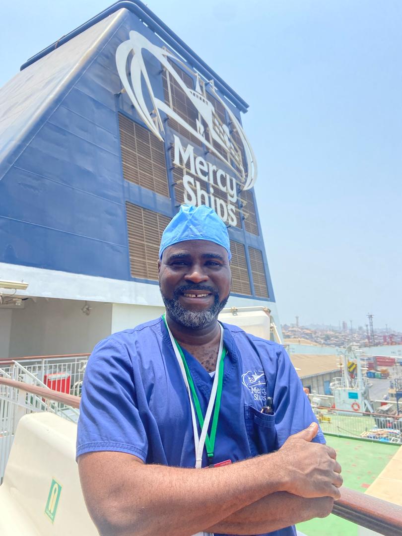 In the spirit of continued partnership and clinical collaboration, #MoH @med_kabba62373 today teamed up with colleagues at @Mercyships to perform free surgeries including hernias, thyroidectomy, among others. All procedures were successful with patients responding well.