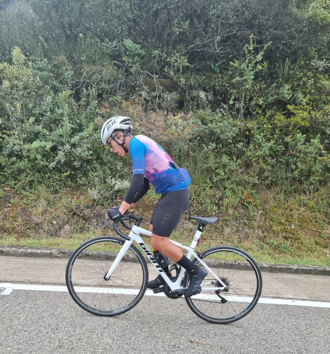 AEncarnacion_'s tweet photo. Si, quizás me falto sufrir más, y aún, con los colores de la piel. @Belestial 
Pero satisfecho y eternas #graciasbici por dejarme conocer tierras 🇨🇴. Eres un sueño hecho realidad. 😍
*ps. Ver en la pantalla del Garmin el tiempo de Egan, era mágico. 🥹 https://t.co/AG4Uy4EvRg