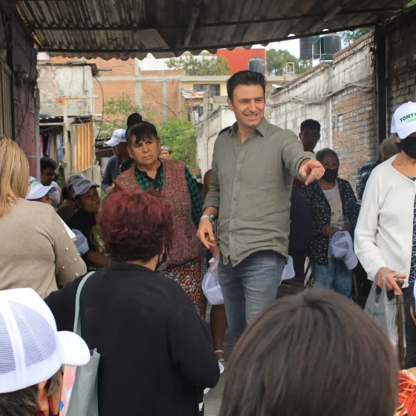 eliashanan08's tweet photo. Gracias a todos mis vecinos de La Libertad , nos recibieron con los brazos abiertos.
¡Seguimos llevando el proyecto de #TonyGali a todo el Distrito 9!#TeamTony #ParaQueLeVayaBienAPuebla #VotaVerde #Distrito9VotaVerde https://t.co/GU9ankd5VW