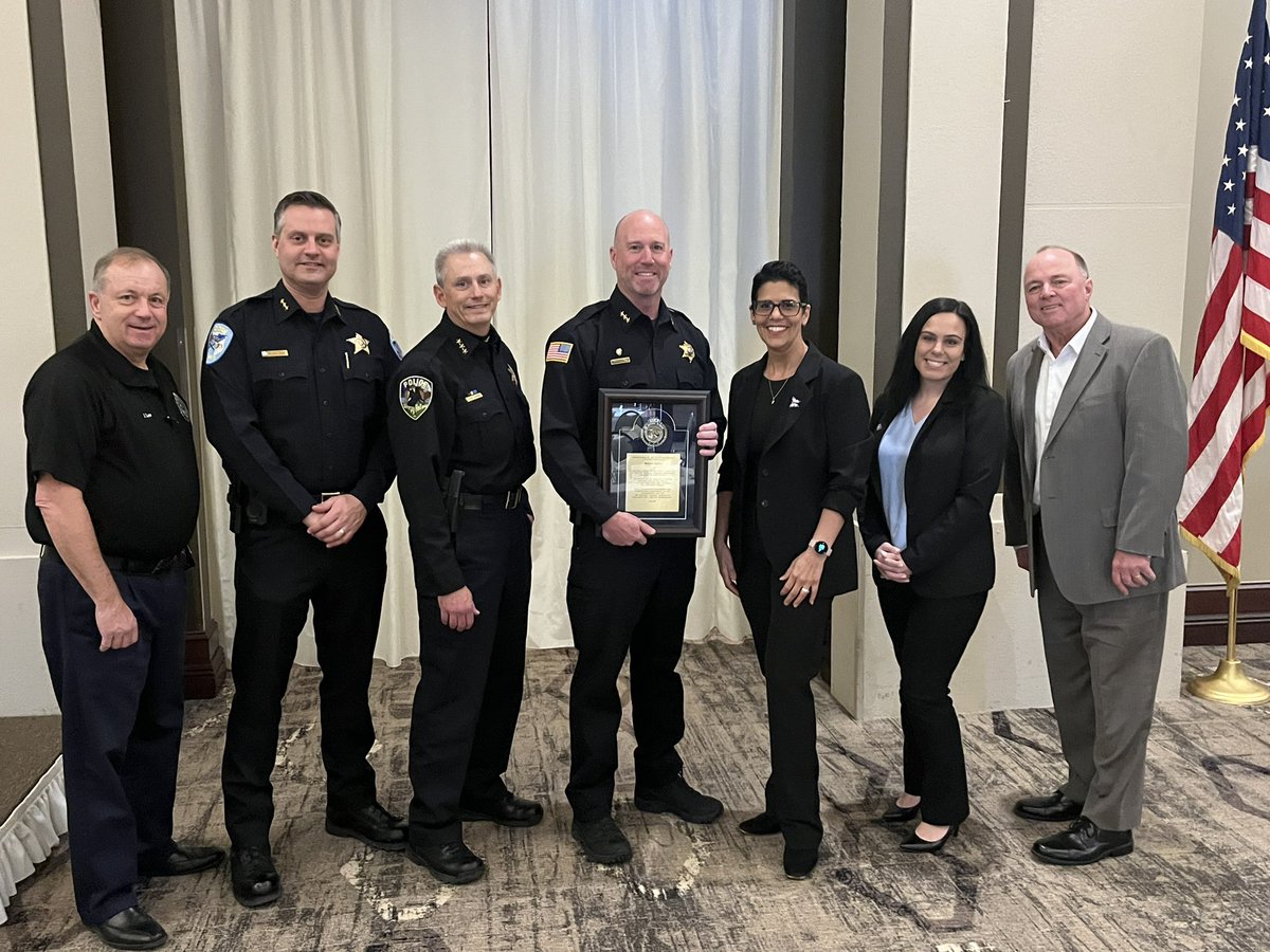 ilfbinaa1951's tweet photo. Great turn out for today’s Northern Board retrainer. Thank you to @511Tactical @FlockSafety @ubicquia and @MPSS_CO for their sponsorship and support. 
Congrats to long time FBINAA member Ret. Chief Graves for his many years of support and membership. 
@FBINAAQuantico @FBIChicago https://t.co/1qPVIaMJjf