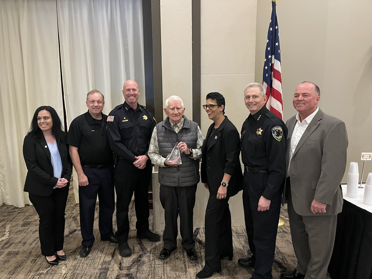 ilfbinaa1951's tweet photo. Great turn out for today’s Northern Board retrainer. Thank you to @511Tactical @FlockSafety @ubicquia and @MPSS_CO for their sponsorship and support. 
Congrats to long time FBINAA member Ret. Chief Graves for his many years of support and membership. 
@FBINAAQuantico @FBIChicago https://t.co/1qPVIaMJjf