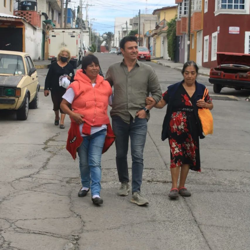 eliashanan08's tweet photo. Gracias a todos mis vecinos de La Libertad , nos recibieron con los brazos abiertos.
¡Seguimos llevando el proyecto de #TonyGali a todo el Distrito 9!#TeamTony #ParaQueLeVayaBienAPuebla #VotaVerde #Distrito9VotaVerde https://t.co/GU9ankd5VW