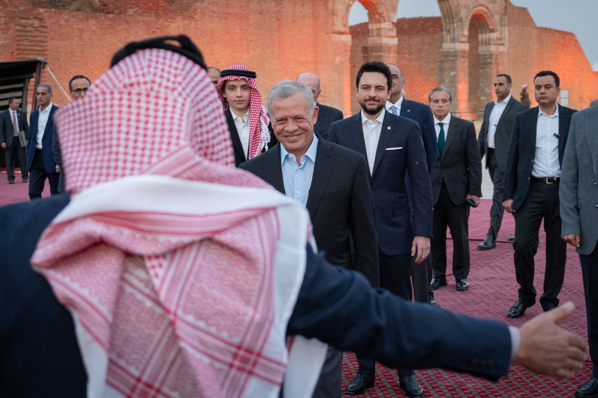 His Majesty King Abdullah II, accompanied by His Royal Highness Crown Prince Al Hussein, expresses pride to be among members of the Bani Sakher tribe, during a meeting with local community representatives from the #CentralBadia
#Jordan