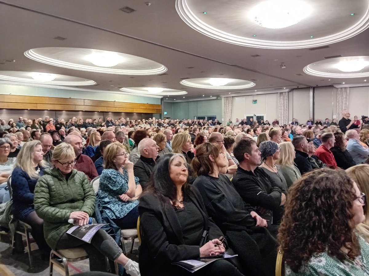 cats_irl's tweet photo. A picture speaks a thousand words! Would all these people gather together on a cold damp Tues night if they had a workable scheme to fix their defective concrete homes 🤔 I don't think so!!! @DarraghOBrienTD fix this now by adopting  #ThePeoplesDocument
#DefectiveConcreteCrisis https://t.co/s6zxHMPlmb
