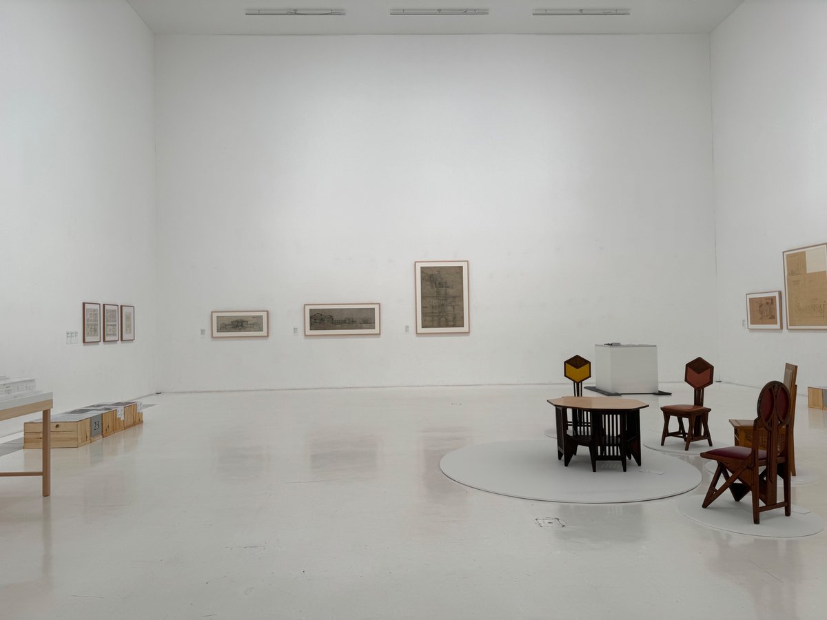 青森県美でのフランク・ロイド・ライト展、佐藤熊弥さんと会場構成しました。豊田、パナソニックとは、（展示物に変わりはないけれど）まるで異なる展示。あわせて、4月13日に、佐藤熊弥さんとトークします。aomori-museum.jp/schedule/13252/