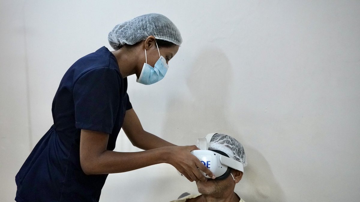 SantaCasaMaceio's tweet image. Nesta semana, aconteceu o treinamento da equipe assistencial para utilização de óculos de realidade virtual nos pacientes que irão fazer o exame de ressonância magnética. Segue o fio 🧶 

#RealidadeVirtual #Exames #RessonanciaMagnetica #SantaCasaMaceio #Saude #Tecnologia