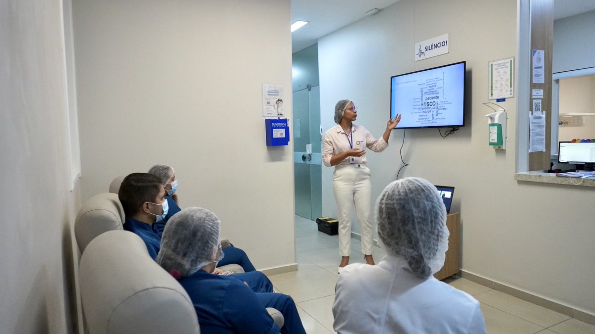 SantaCasaMaceio's tweet image. Nesta semana, aconteceu o treinamento da equipe assistencial para utilização de óculos de realidade virtual nos pacientes que irão fazer o exame de ressonância magnética. Segue o fio 🧶 

#RealidadeVirtual #Exames #RessonanciaMagnetica #SantaCasaMaceio #Saude #Tecnologia