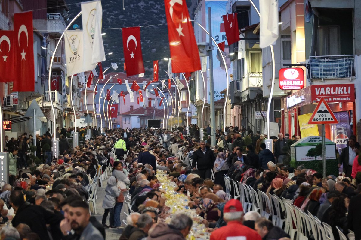 ZeybekciNihat's tweet photo. Baba ocağımız Tavas’ta değerli teşkilat mensuplarımız ve hemşehrilerimiz ile coşkulu bir miting sonrası iftar sofrasında buluştuk.

Teşkilatımızın ve hemşehrilerimizin gösterdiği yoğun ilgi ve destekleri için teşekkür ediyorum.

Birliğimiz ve beraberliğimiz daim olsun inşallah! https://t.co/vc980mkvpl