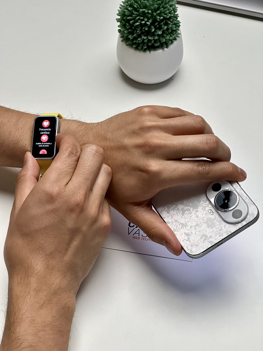 Carlos_Vassan's tweet photo. Para los fans de #HUAWEI tengo en mis manos el nuevo #NOVA12s y la Huawei Band 9 😛
¿Que pruebas les gustaría que les haga? 👀 https://t.co/XoVbeVEvi3