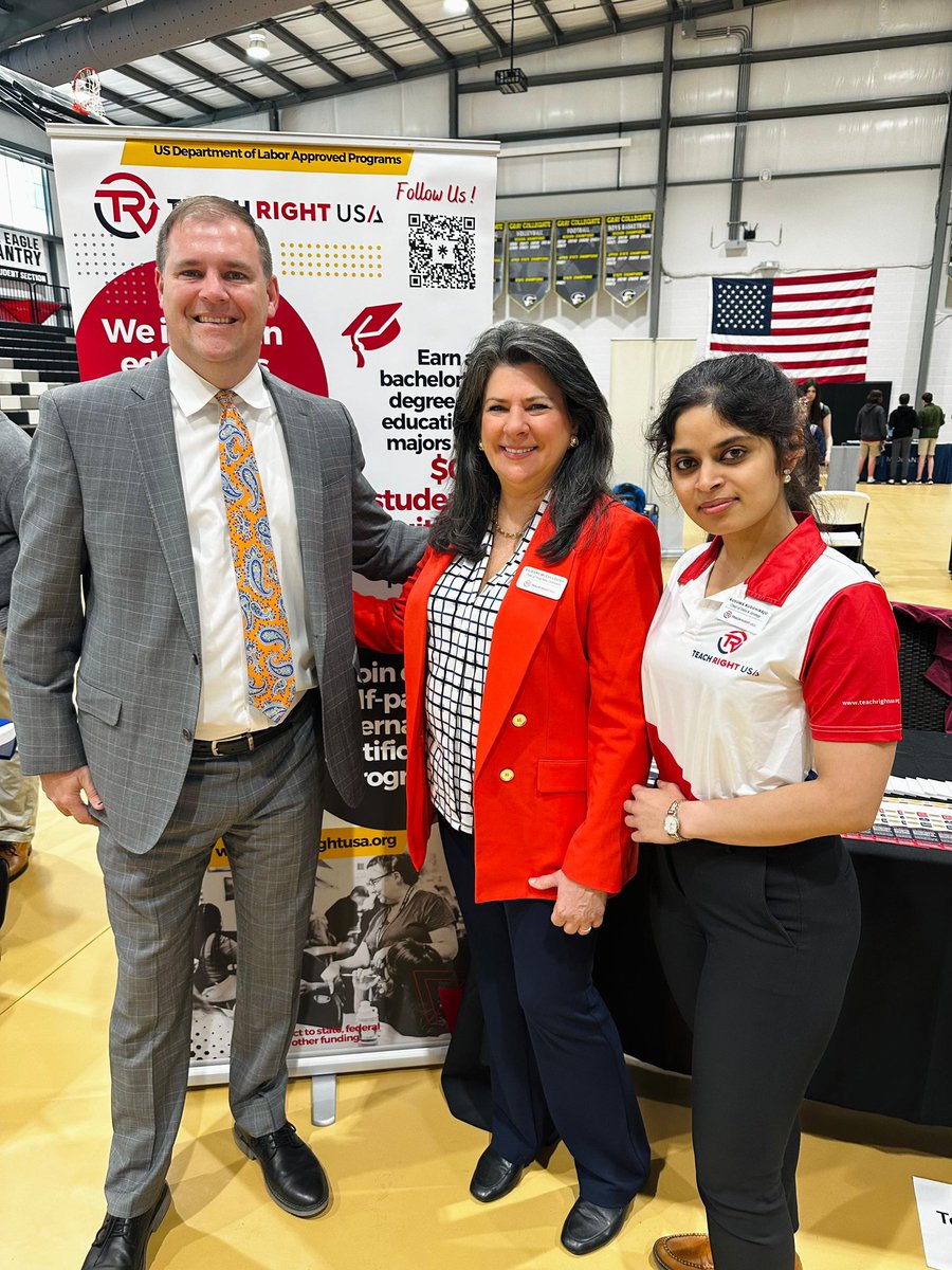 TeachRightUSA's tweet photo. Our team enjoyed meeting students at the Gray Collegiate Academy Career Fair last week! It’s always great to get to share more about Teach Right USA to potential future educators. Thank you to Gray Collegiate Academy for having us! #TRUSA https://t.co/x2tHeSf2Qy