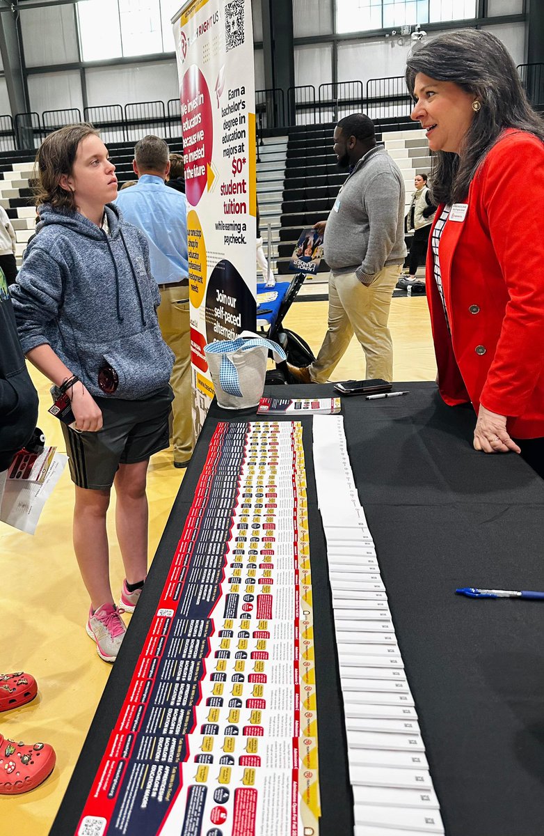 TeachRightUSA's tweet photo. Our team enjoyed meeting students at the Gray Collegiate Academy Career Fair last week! It’s always great to get to share more about Teach Right USA to potential future educators. Thank you to Gray Collegiate Academy for having us! #TRUSA https://t.co/x2tHeSf2Qy
