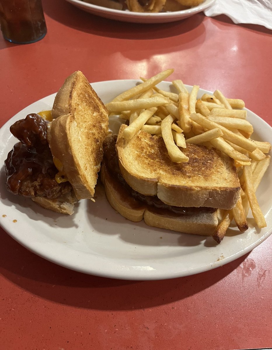notactuallyerin's tweet photo. @newmoonrat I present to you: the famed Friendly’s Honey BBQ Chicken Supermelt https://t.co/c3M399ksYl