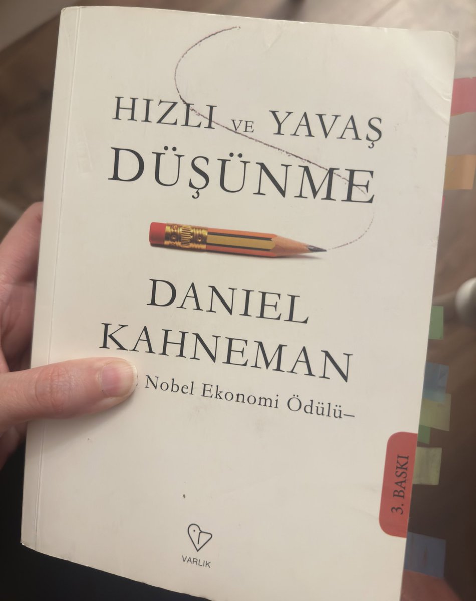 1. ve 2. sistemi anlatmaya çalışırken beyin yakan ama çok aydınlatıcı bir kitap

YL dönemi değerli bir hocamızın tavsiyesiyle okumuştum. 
#danielkahneman 
huzur içinde uyusun.