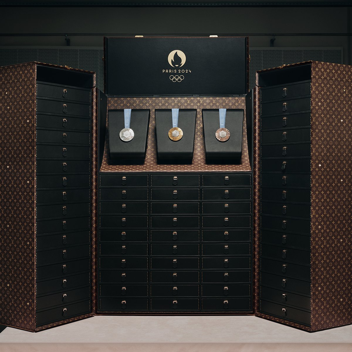 LouisVuitton's tweet photo. Paris 2024. Housing the Olympic and Paralympic Games Paris 2024 medals, the custom-made trunks come to life through the hands of highly skilled artisans. Discover the creations at https://t.co/yPdasEQfYZ

#LouisVuitton #LVMH #ArtisanDeToutesLesVictoires #Paris2024 https://t.co/1ZFxQcylLp
