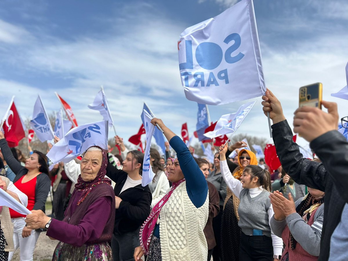 Geçmişin övgüleriyle sınırlı kalmayıp, yarını bugünden inşa etmek için halkı özne kılan devrimci bir siyasetin gerçekliğiyle geliyoruz. Bizim yolumuz, umut ve direnişle dolu, Saratlı'nın ve memleketin topraklarından geçiyor. “kırlardan geliyorlar ellerinde sümbülteber”