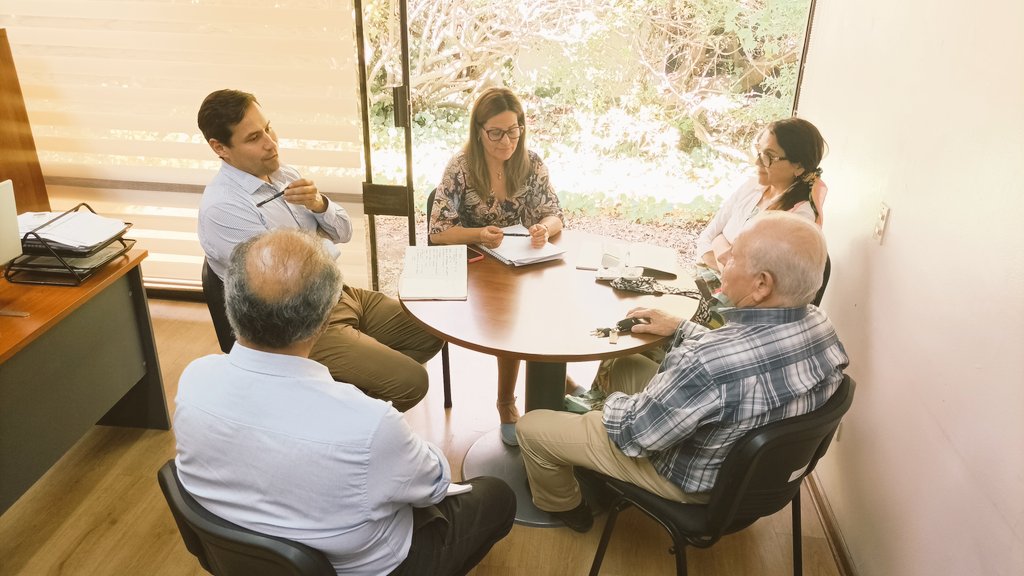 MTTMaule's tweet photo. #AgendaMTT La @MTTMaule @gasaezsalazar junto a equipos técnicos @DTPRegional recibieron en audiencia protocolar a la nueva directiva de #Fetram encabezada por Eliecer González. En la instancia, se analizaron estrategias para mejorar los servicios del transporte de pasajeros https://t.co/ZyxZvipc4l