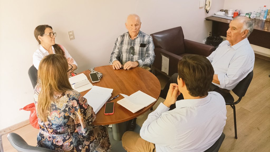 MTTMaule's tweet photo. #AgendaMTT La @MTTMaule @gasaezsalazar junto a equipos técnicos @DTPRegional recibieron en audiencia protocolar a la nueva directiva de #Fetram encabezada por Eliecer González. En la instancia, se analizaron estrategias para mejorar los servicios del transporte de pasajeros https://t.co/ZyxZvipc4l